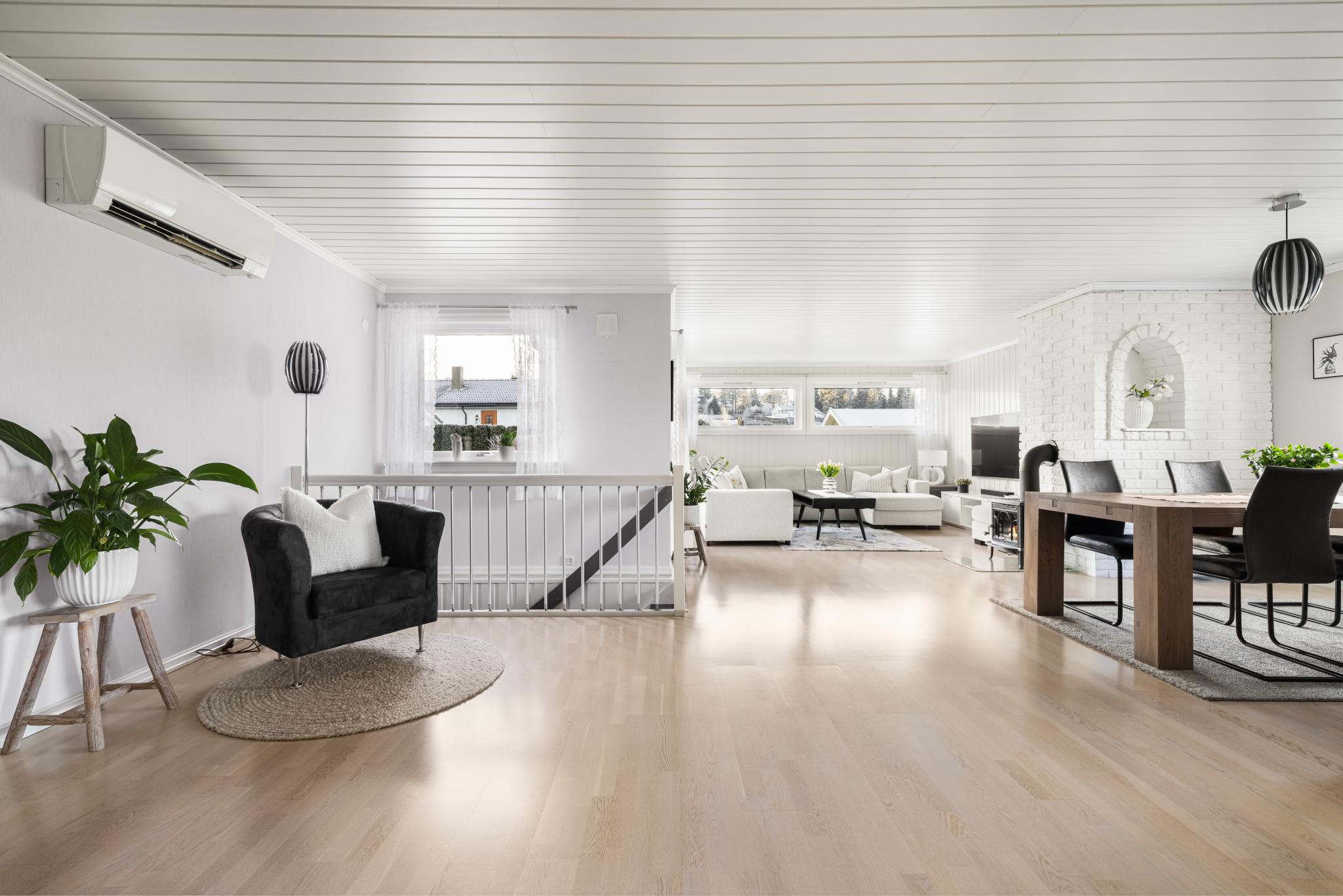 stue med trapp ned i kjeller